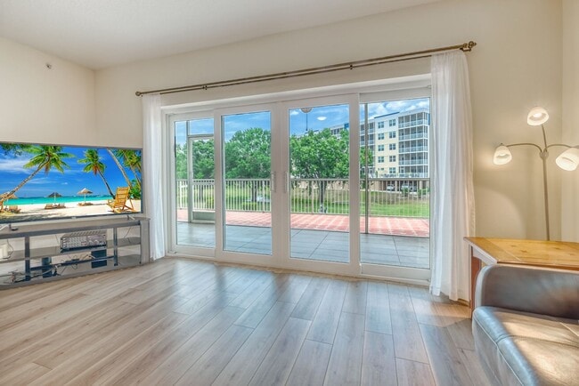Building Photo - Updated 3 bedroom unit overlooking the Eas...