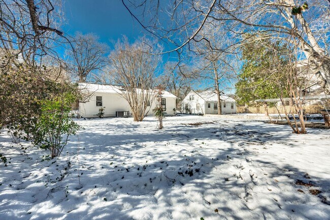 Building Photo - 3 Bed 2 Bath House w/Fenced Yard in East N...