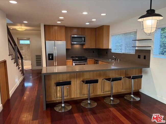 Building Photo - 832 N Las Palmas Ave