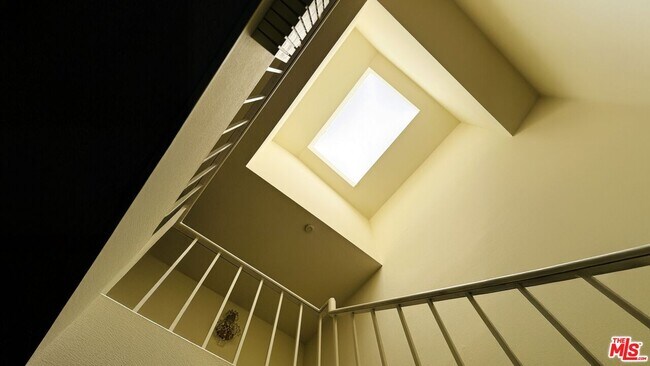 Building Photo - 1488 Palisades Dr