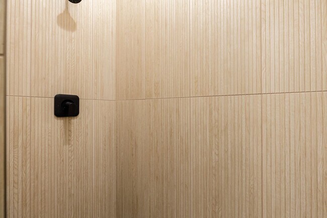 Building Photo - 6 bedroom with RV Garage and Hot Tub