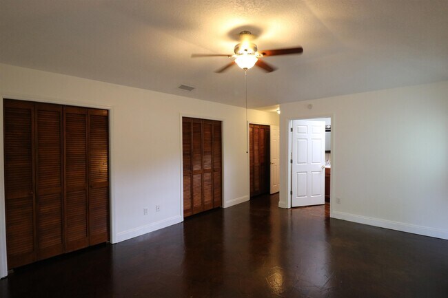 Building Photo - 4225 Oak Ln