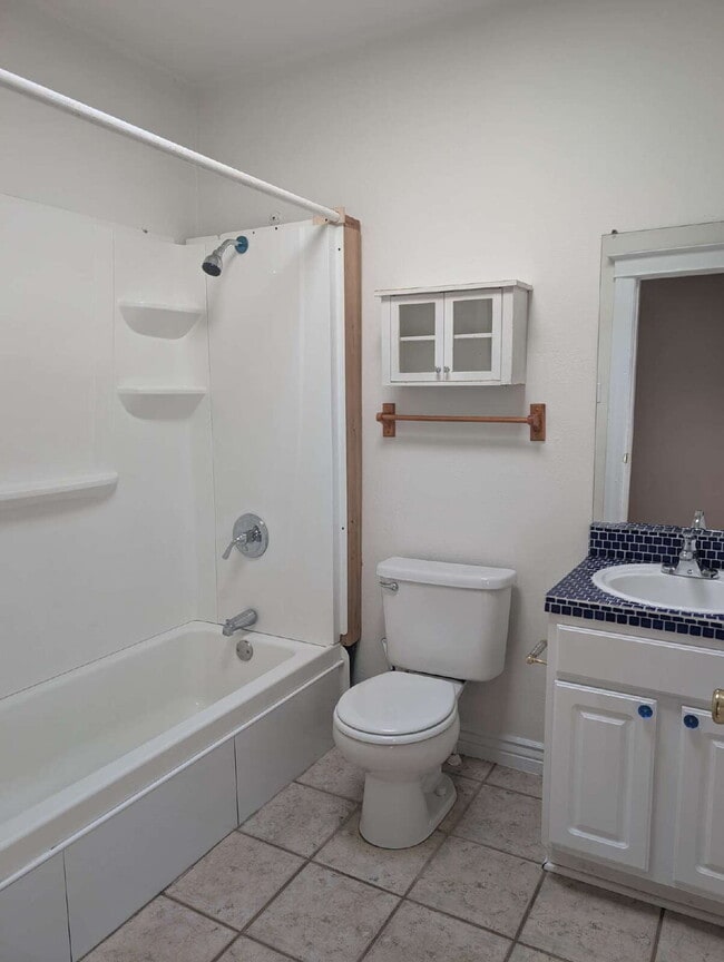 Building Photo - "Charming 2-Bedroom Haven in the Heart of ...