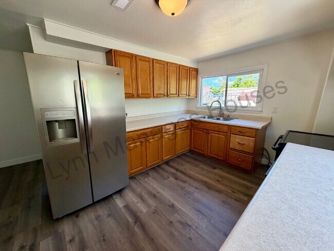 Building Photo - Updated Single Family Home with Fenced Yard