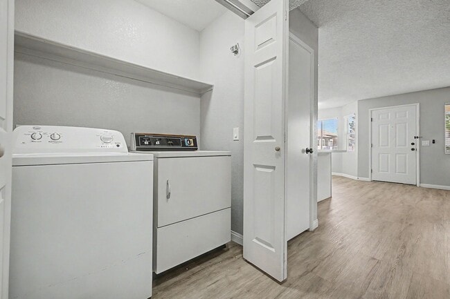 Building Photo - 2 Bedroom Condo just off Summerlin Pkwy w/ views of pool