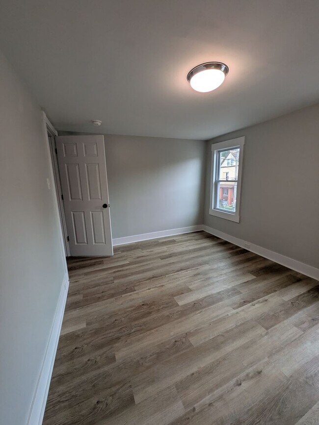 Building Photo - Beautifully renovated 3 bedroom home in Sw...