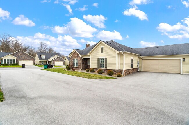 Building Photo - 4935 Willow Bluff Cir