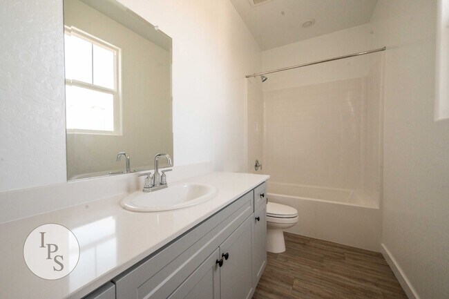 Building Photo - 2808 N Vahe Ave