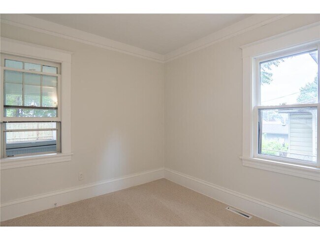 Building Photo - 1020 Wilson Ave