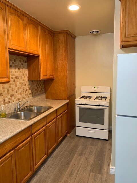 Primary Photo - 702 E Cedar Ave
