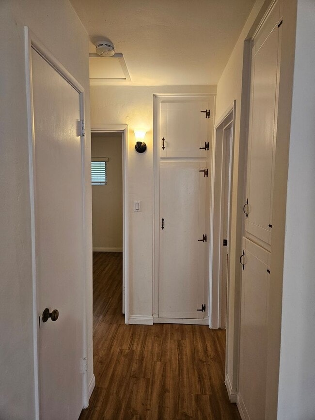 Building Photo - MOVE IN SPECIAL: Charming 2 Bedroom/1 Bath...