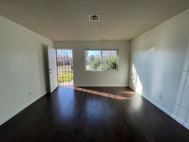 Building Photo - 424 S Walnut Ave