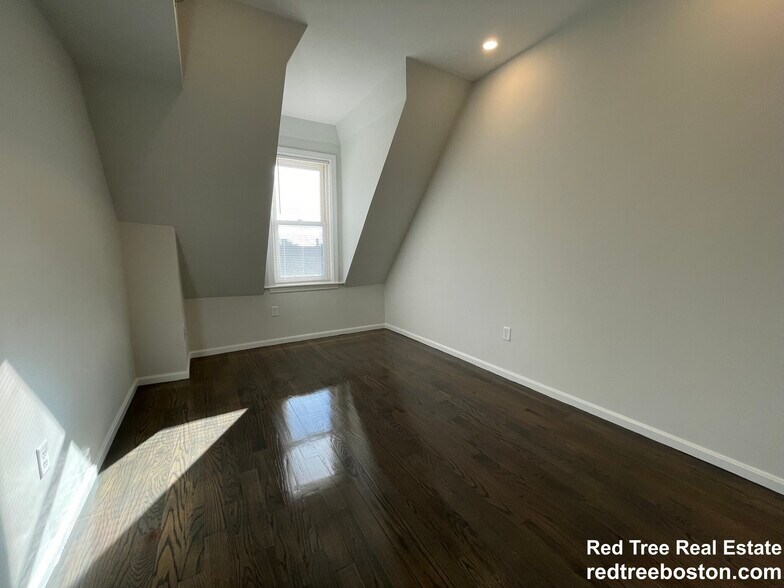 Building Photo - 1406 Beacon St