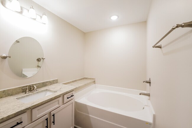 Building Photo - 240 Willowridge Ln