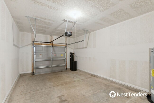 Building Photo - Beautiful End Unit Townhome!