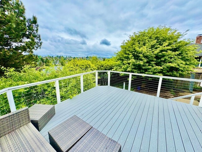 Building Photo - Beautiful Magnolia Home with a VIEW!