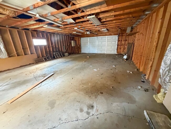 Building Photo - 609 N Edmunds- 3 bedroom, 1.5 bathroom house with a large garage, off street parking and central AC.