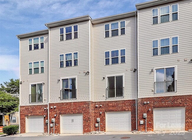 Building Photo - 228 Parkwood Ave