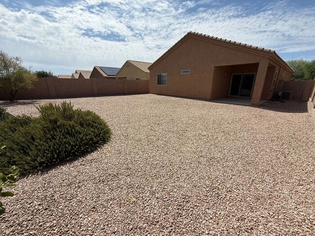 Building Photo - House For Rent