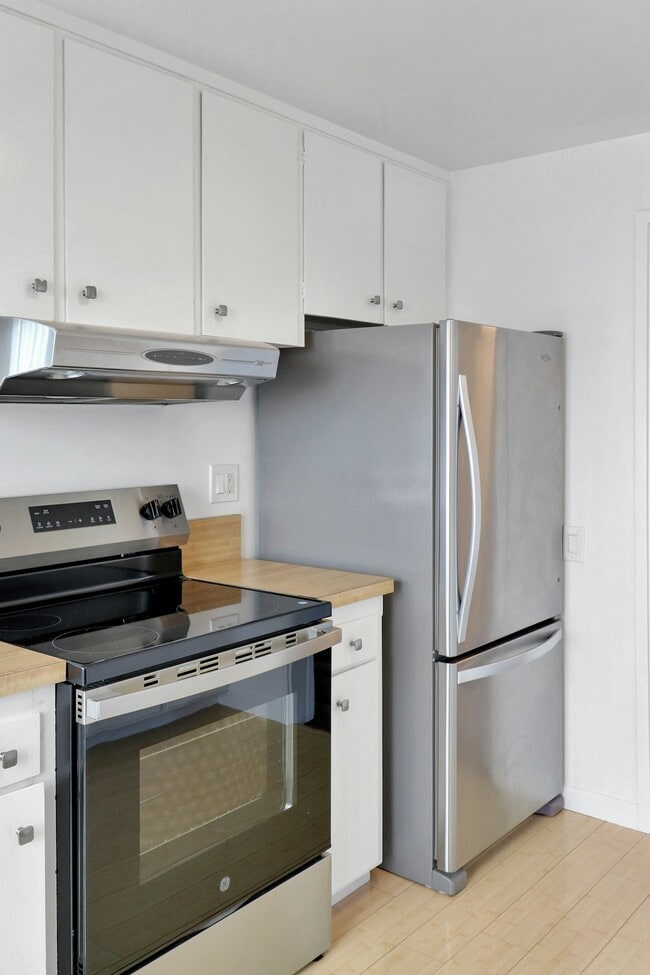 Building Photo - 2036 Paradise Dr