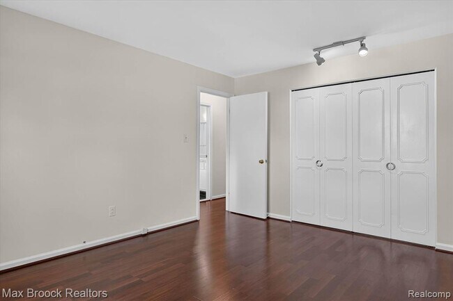 Building Photo - 100 W Hickory Grove Rd