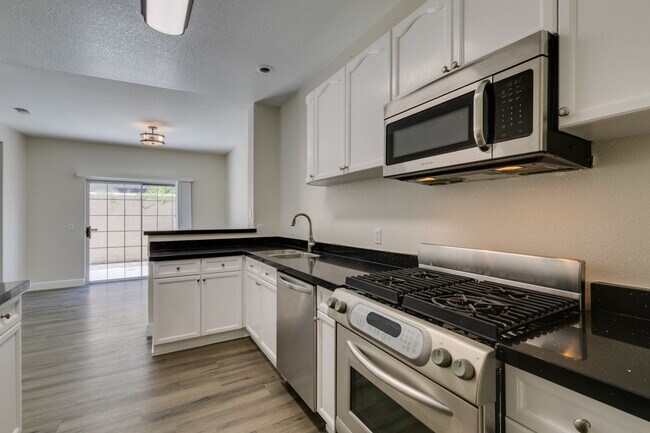 Building Photo - Modern 2-Bedroom Green Valley Townhome