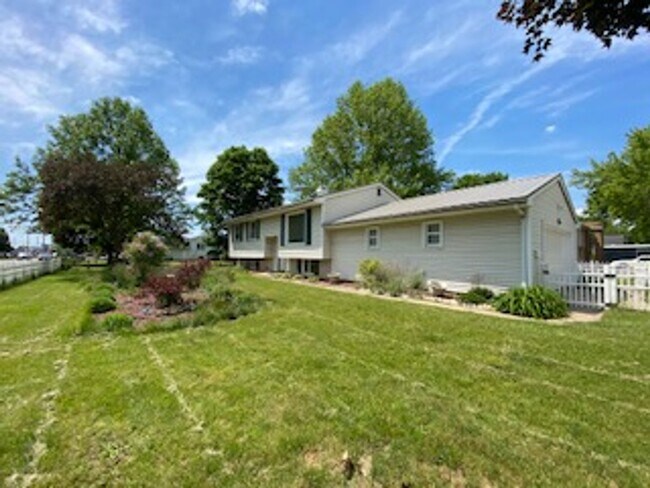 Building Photo - 3 Bedroom Home Available in Elkhart!