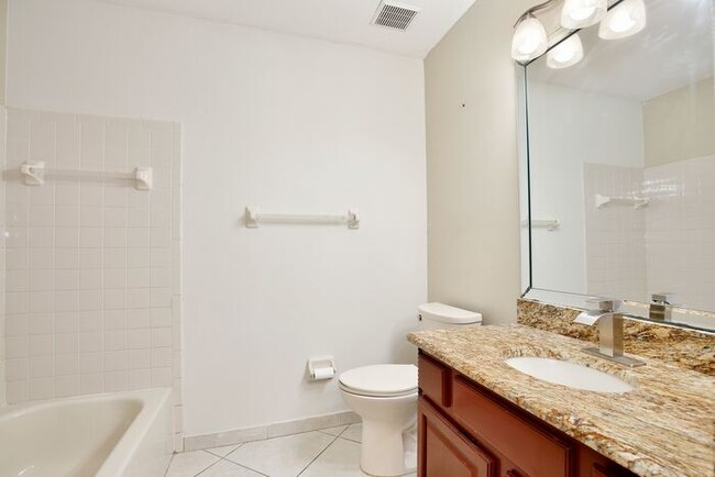 Building Photo - Beautiful 3/2 Spacious Home with a 2 Car G...