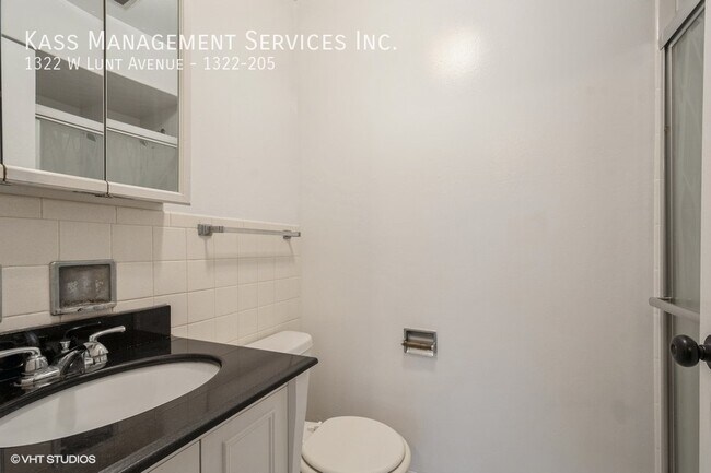 Building Photo - 1322 W Lunt Ave