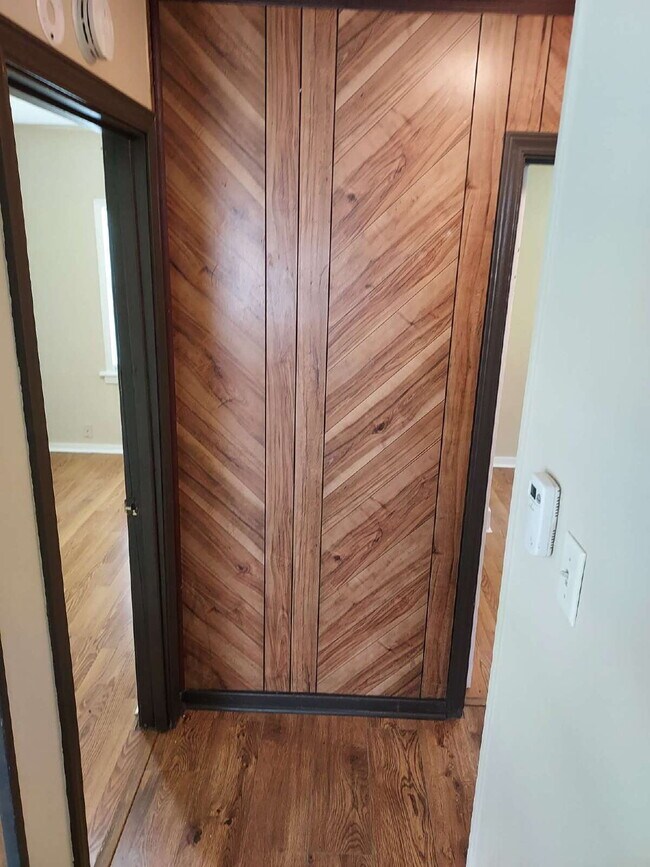 Building Photo - "Charming 2-Bedroom Gem with Cozy 744 Sq F...