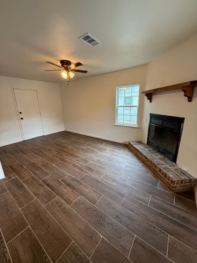 Building Photo - 3 bed, 1 bath House.