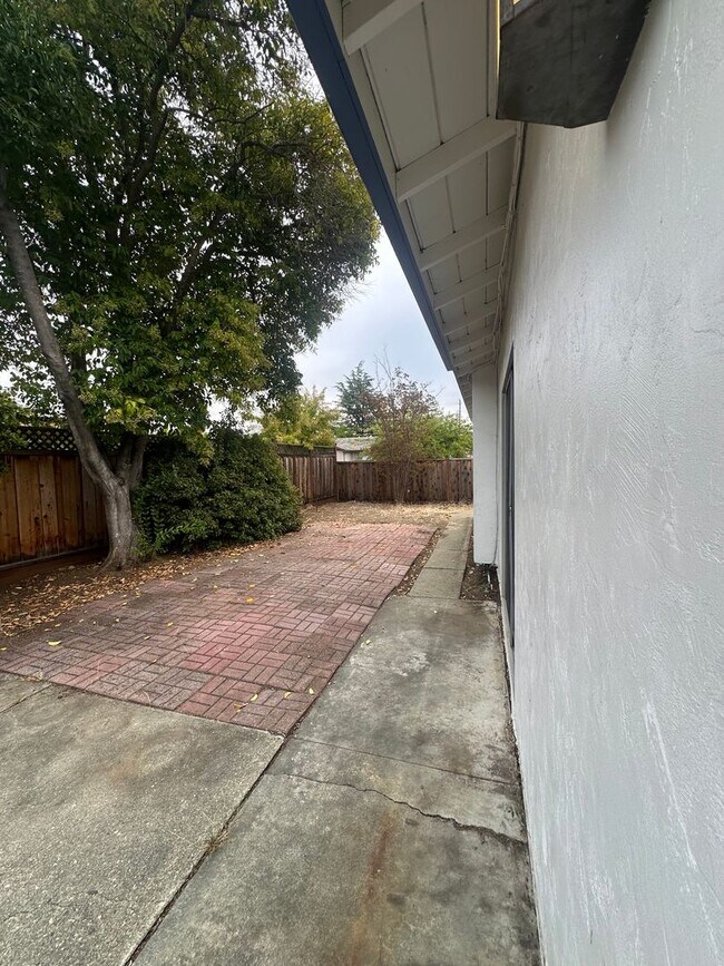 Building Photo - 6424 Vegas Dr