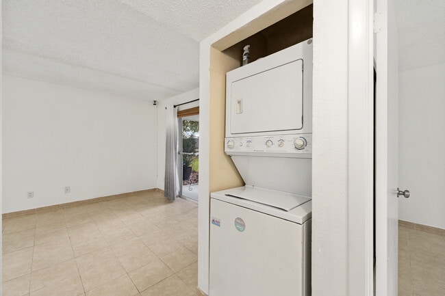 Building Photo - 588 Fairways Ln