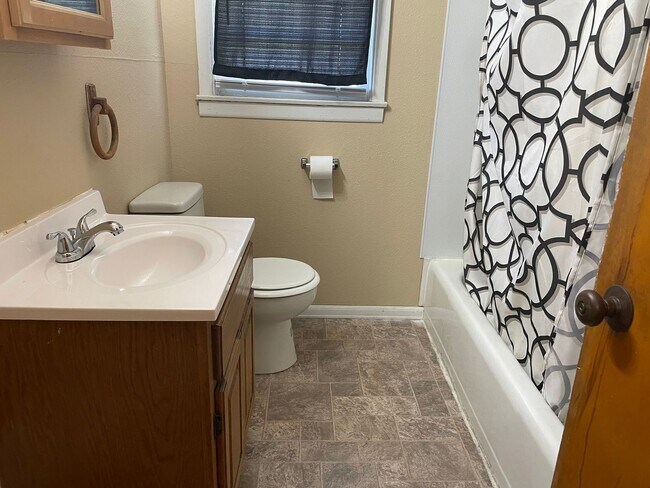 Building Photo - Cute 2 Bedroom 1 Bath Duplex