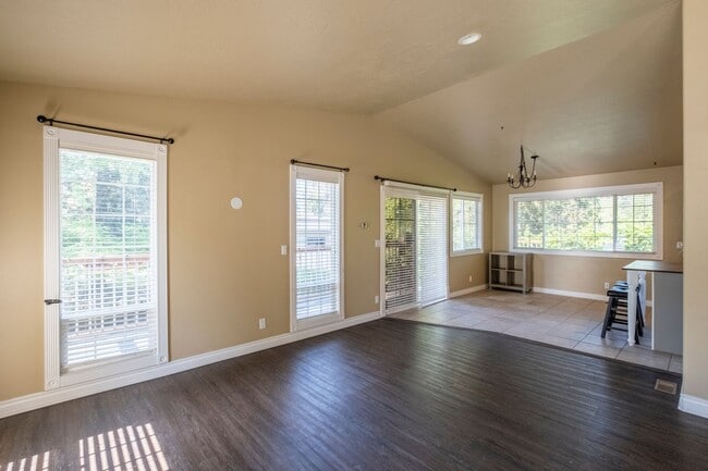 Building Photo - Large corner lot home in desirable Woodland Heights.