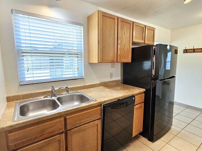 Building Photo - Annual Unfurnished 3 Bedroom 2 Bathroom Home in Nokomis!