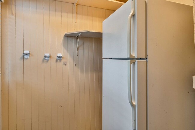 Building Photo - Charming Midtown 1-Bedroom Apartment with ...