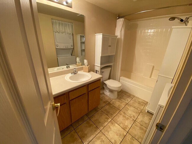 Building Photo - One Bedroom Condo with Mountain Views