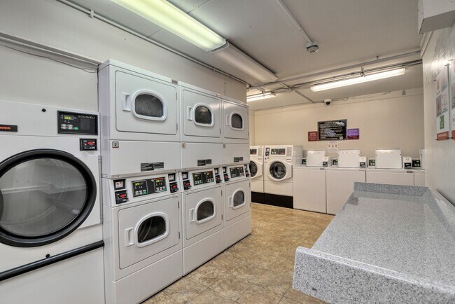 Building Photo - 1460 Fairlane Dr