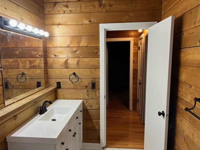 Upstairs bathroom - 1120 Lealand Rd E
