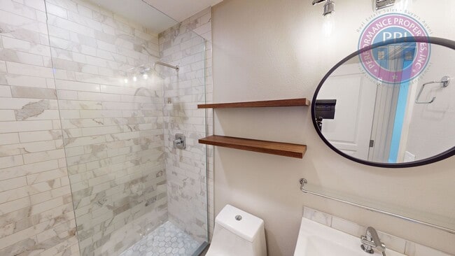 Building Photo - Stylish Townhouse, Luxury Amenities Throug...
