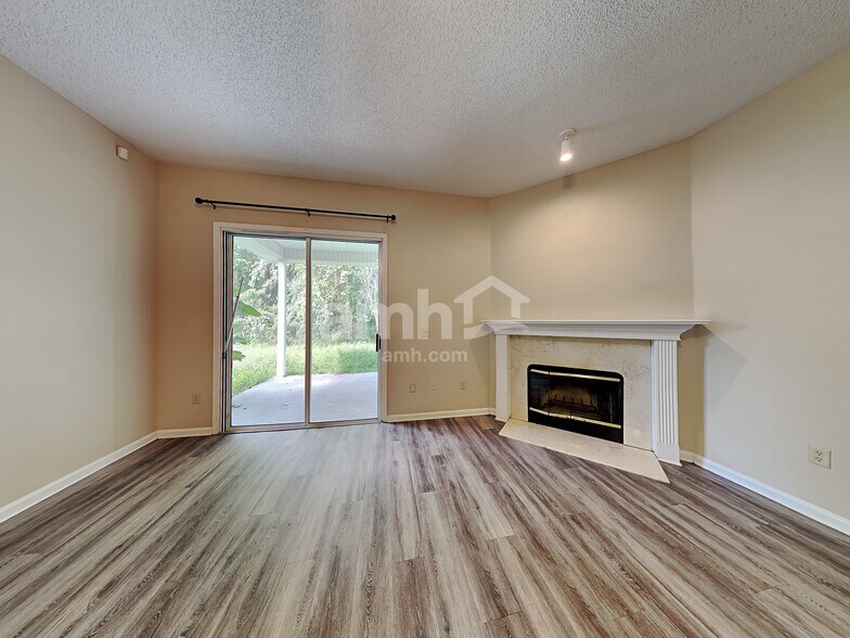 Building Photo - 685 Mackenzie Cir