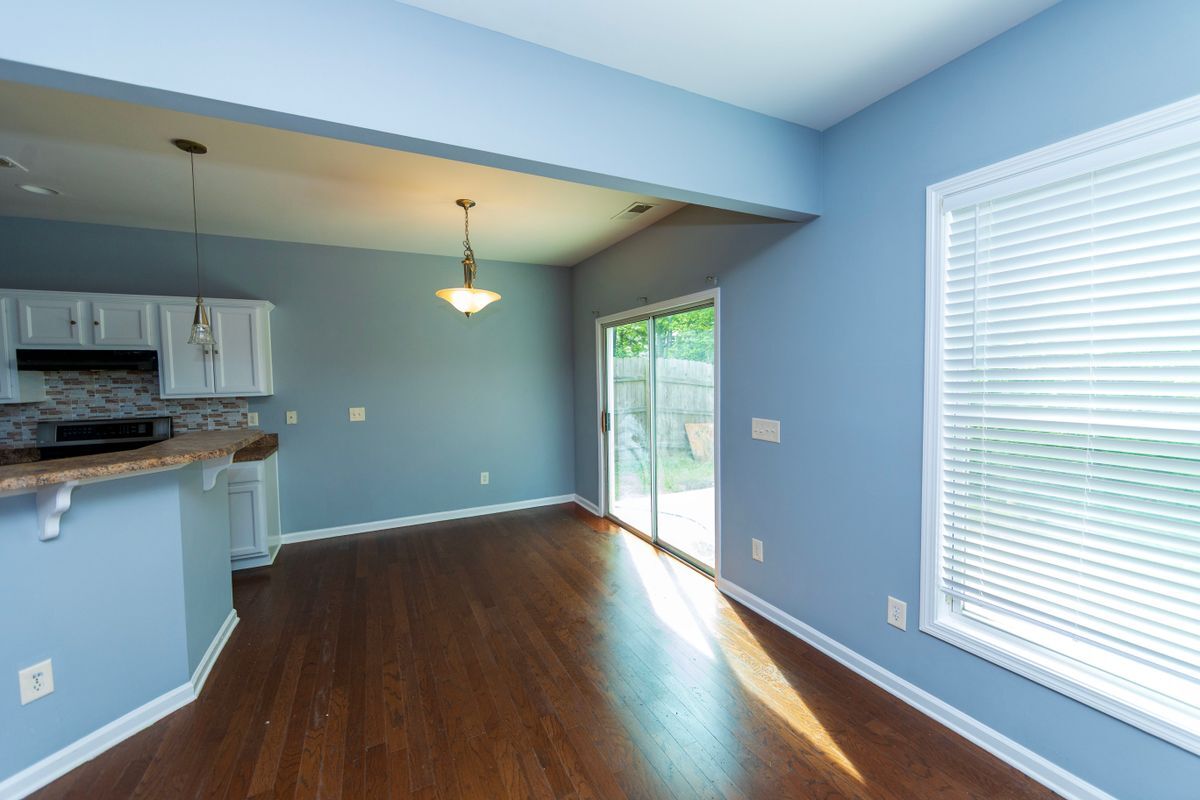 Building Photo - 5815 Weddington Dr