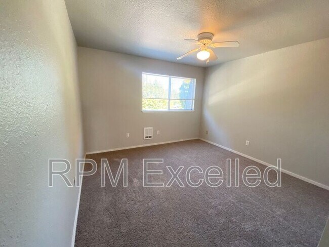 Building Photo - 634 M St NE