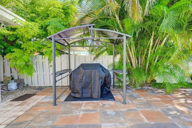 Building Photo - 1228 Johnson St