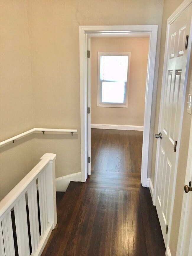 Building Photo - 2 Bed, 1 Bath Duplex Unit with Garage in P...