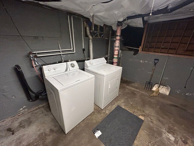 Building Photo - Cozy 2 BD, 1 BA w/ 1 Car Garage in Tacoma!