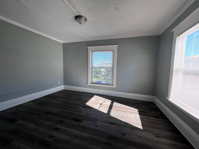 Building Photo - Bright Upper Two Bedroom Unit! Recently Remodeled!