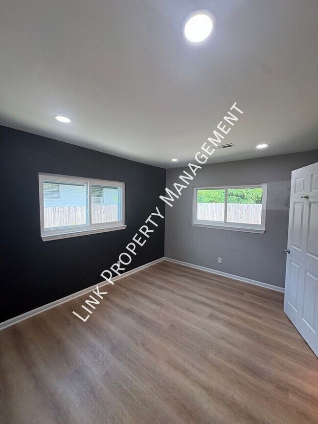 Building Photo - 123 Sequoia Dr