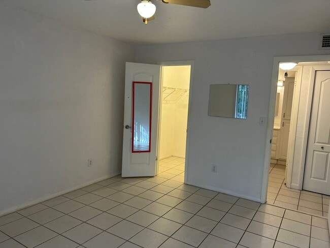 Building Photo - Walk to Campus from your Downstairs Flat